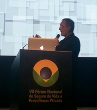 Walter-Longo-apresentando-a-palestra-no-painel-sobre-rev-tecnologica-inside